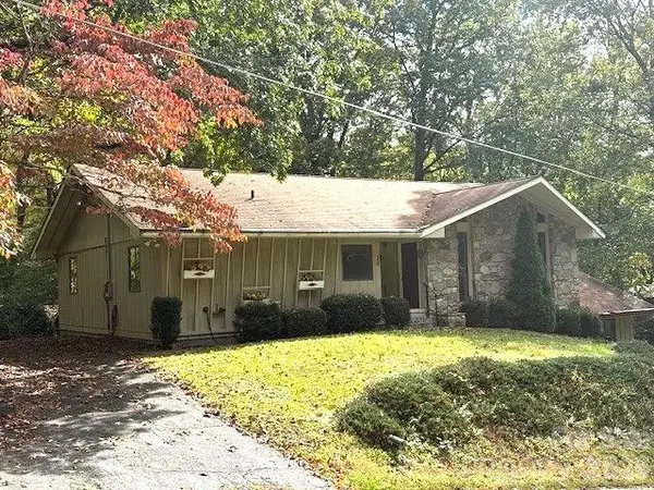 30 Brier LN, Maggie Valley, NC 28751