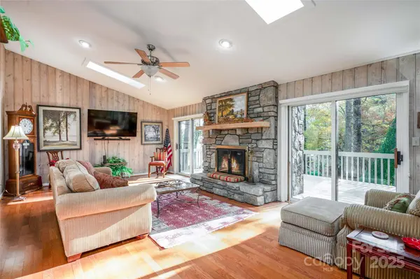 572 N East Shore DR, Lake Toxaway, NC 28747