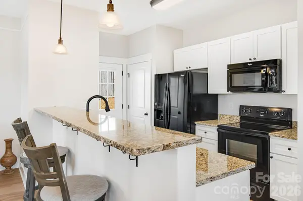 11 Byrdcliffe LN, Asheville, NC 28805