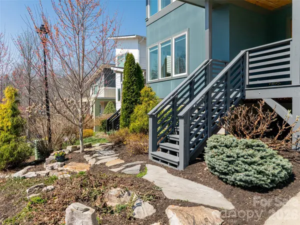 27 Mauricet LN, Asheville, NC 28806