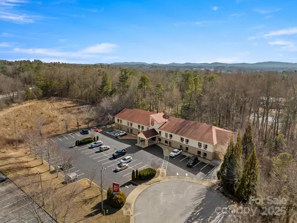 240 Mitchelle DR, Hendersonville, NC 28792