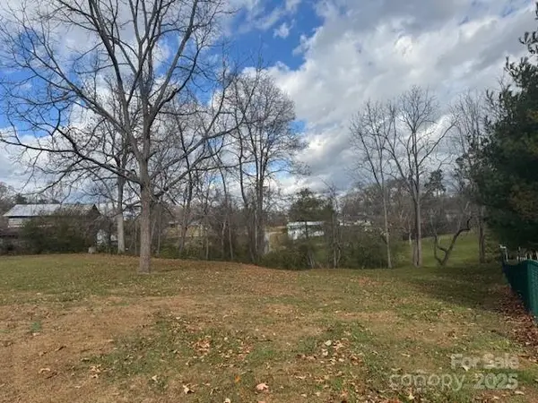 25 Highland ST, Weaverville, NC 28787