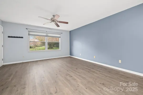 27 Capri LN #15-D, Hendersonville, NC 28791