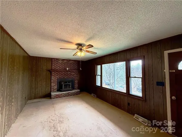 365 Ollis RD, Spruce Pine, NC 28777