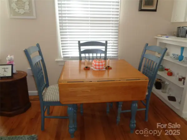 230 Leisure LN, Waynesville, NC 28786