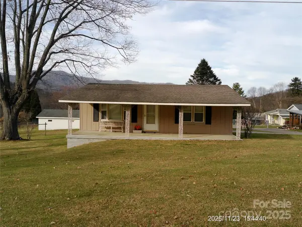 230 Leisure LN, Waynesville, NC 28786