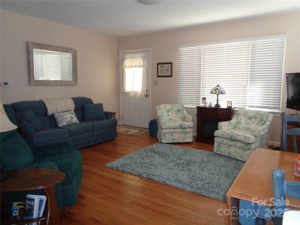 230 Leisure LN, Waynesville, NC 28786