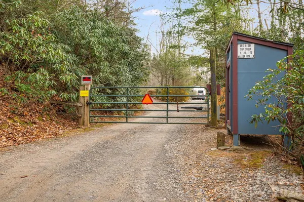99999 Walker Mountain LN, Black Mountain, NC 28711