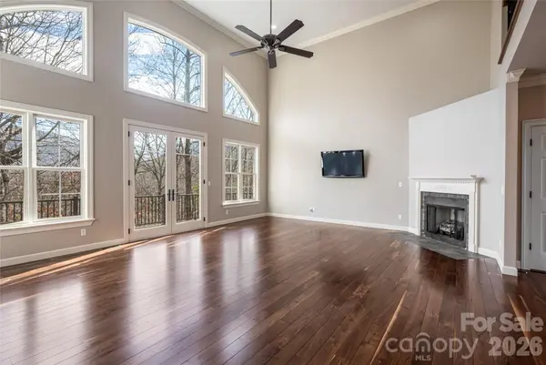 98 Sovereign LN, Fairview, NC 28730