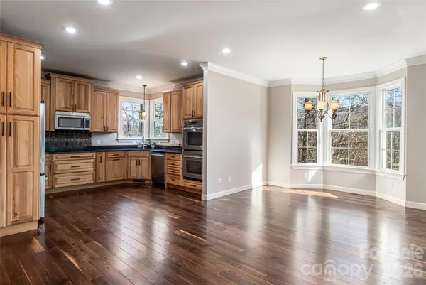 98 Sovereign LN, Fairview, NC 28730