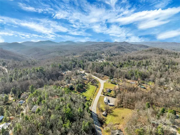 283 Ozone DR, Saluda, NC 28773