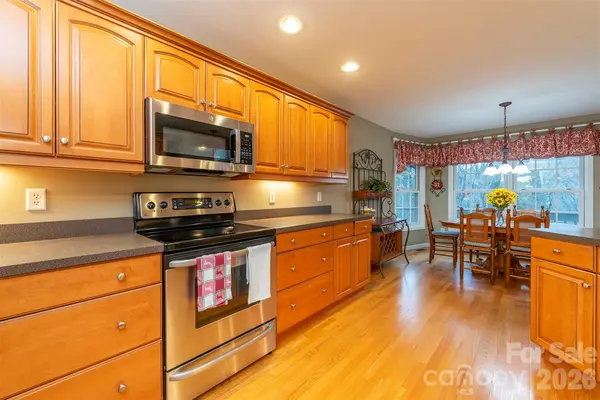 128 Sullivan LN, Lake Lure, NC 28746