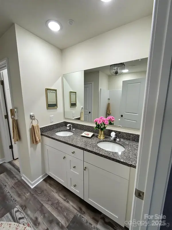 574 30th Avenue CIR NE, Hickory, NC 28601