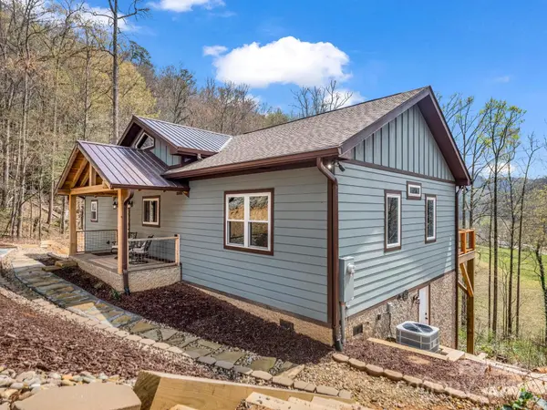 107 Twisted Birch DR, Hendersonville, NC 28792