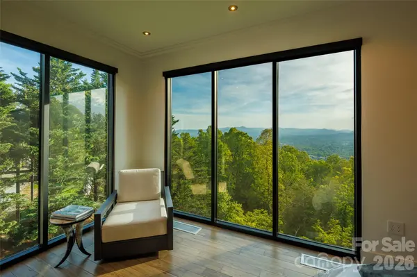 12 Sunset SMT, Asheville, NC 28804