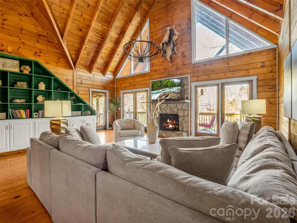 446 Rainbow CIR, Lake Lure, NC 28746