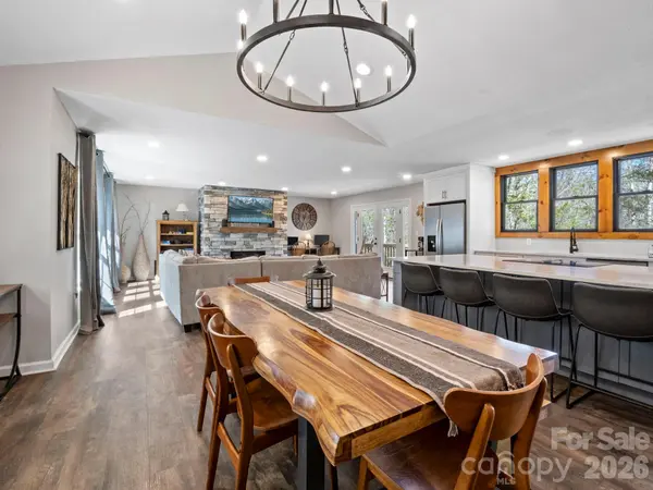137 Weaver CT, Lake Lure, NC 28746