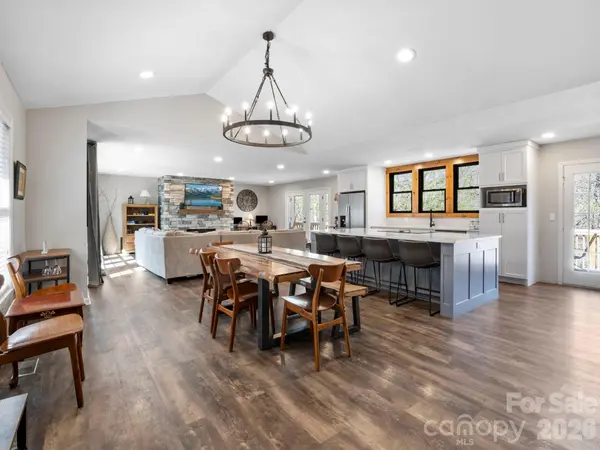 137 Weaver CT, Lake Lure, NC 28746