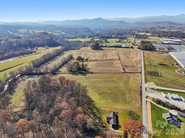 32 School House RD, Mills River, NC 28759
