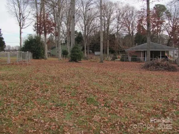 1103 E Main ST E, Dallas, NC 28034