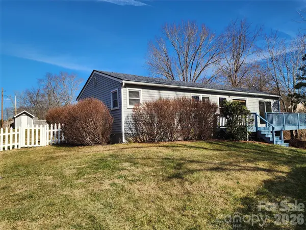 31 Stanley ST, Candler, NC 28715