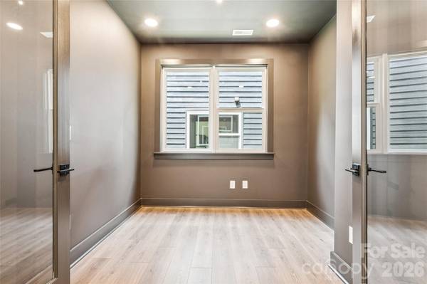 2412 Crestview DR, Charlotte, NC 28216