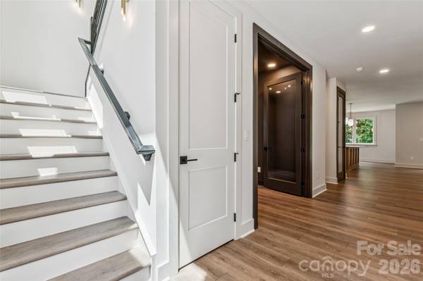 2412 Crestview DR, Charlotte, NC 28216