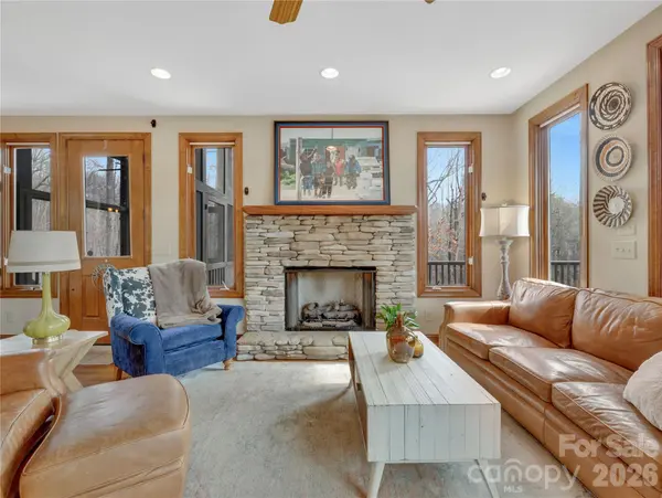 184 Deep Woods LN, Saluda, NC 28773
