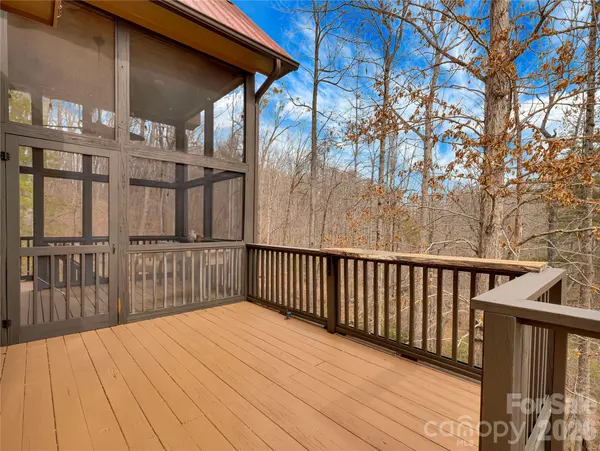 184 Deep Woods LN, Saluda, NC 28773