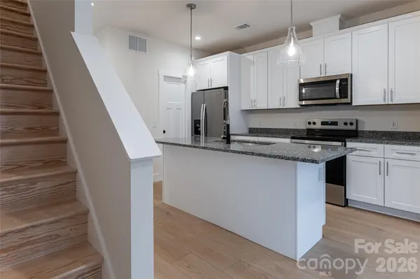 10 Wyndom LN, Asheville, NC 28805
