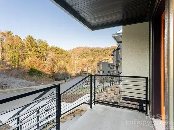 17 Macallan LN, Asheville, NC 28805