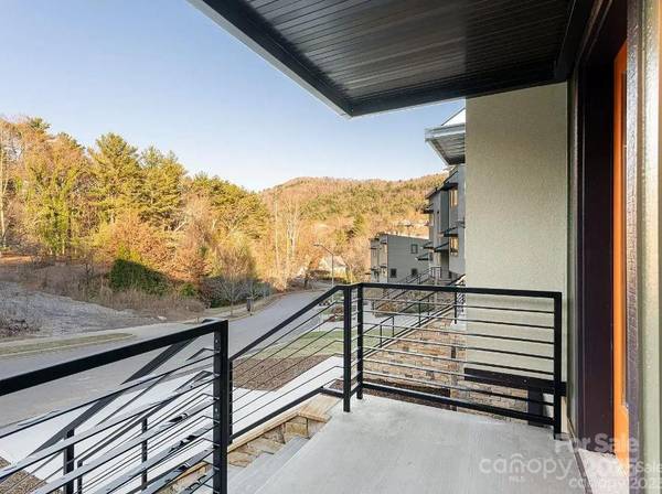 17 Macallan LN, Asheville, NC 28805