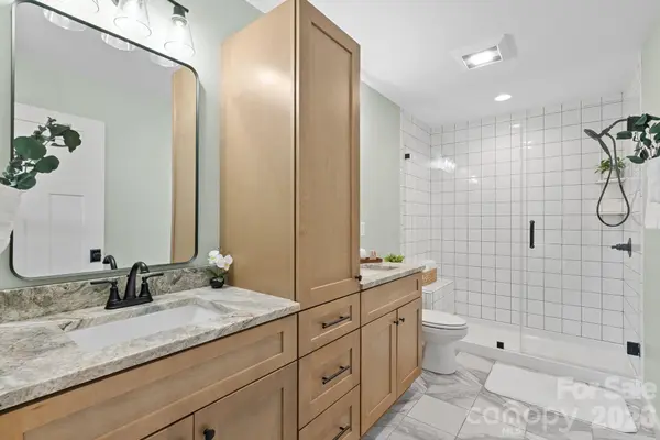 56 White Oak PL, Mars Hill, NC 28754