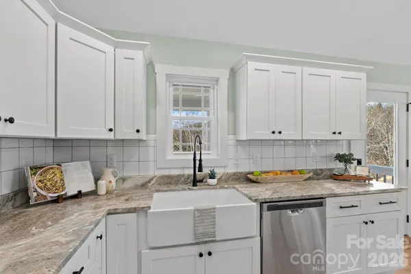 56 White Oak PL, Mars Hill, NC 28754