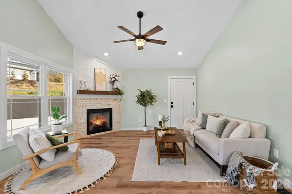 56 White Oak PL, Mars Hill, NC 28754