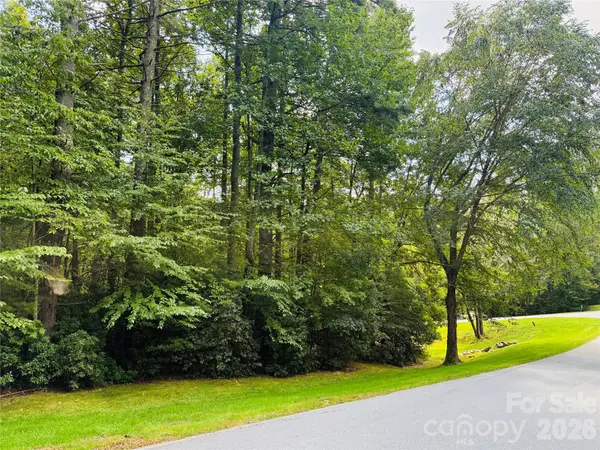20 Prickly Briar RD, Hendersonville, NC 28739