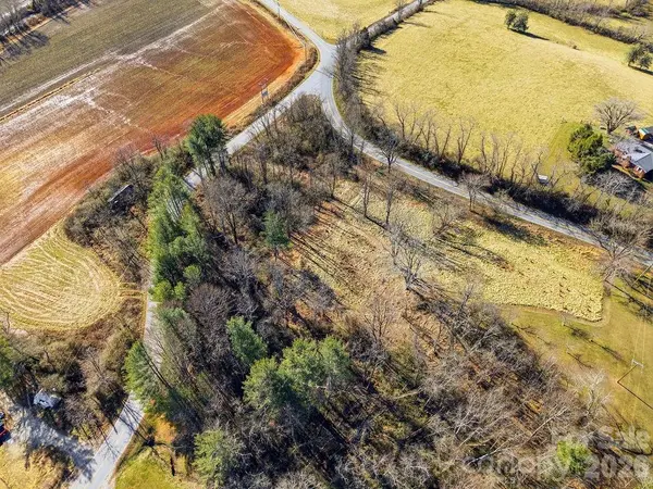 999 Ray Hill RD, Mills River, NC 28759