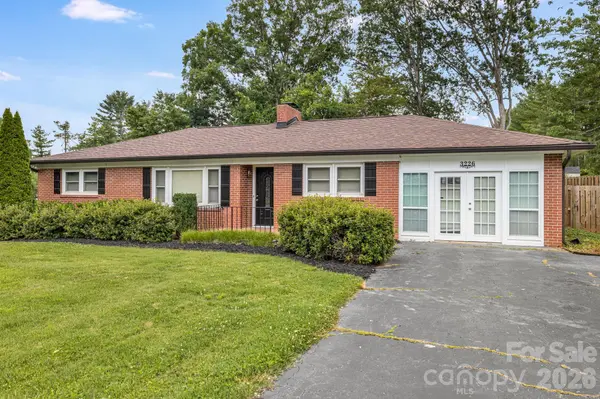 3226 Charlyne DR, Hendersonville, NC 28792