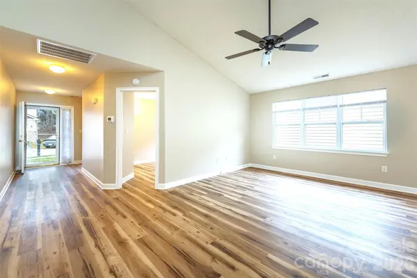 50 Clear Creekside DR, Hendersonville, NC 28792