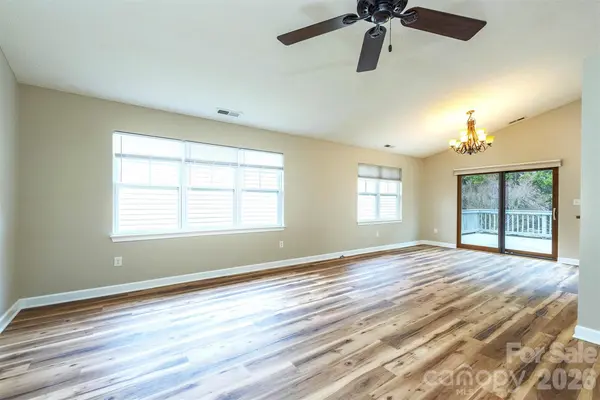 50 Clear Creekside DR, Hendersonville, NC 28792