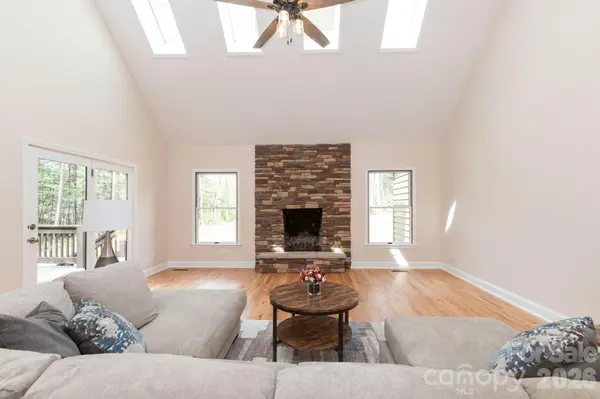 68 Sigmon RD, Fletcher, NC 28732