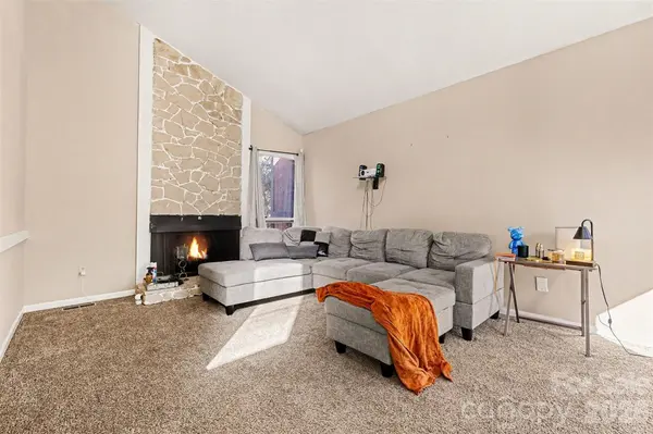 6102 Honeysuckle LN, Charlotte, NC 28212