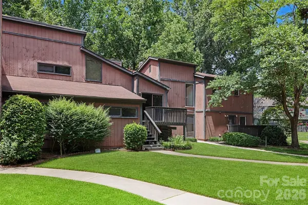 6102 Honeysuckle LN, Charlotte, NC 28212