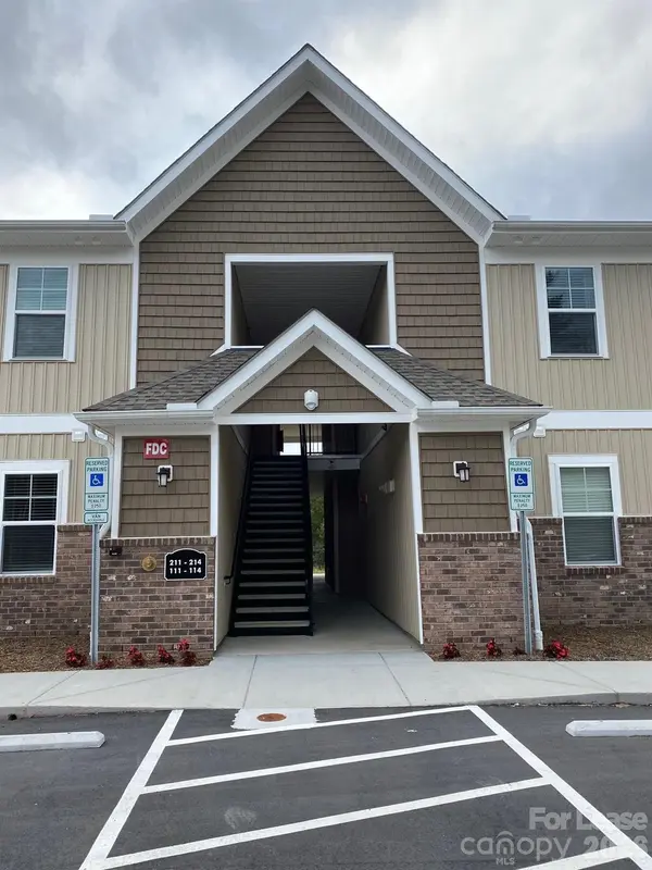90 Riverside DR, Hickory, NC 28601