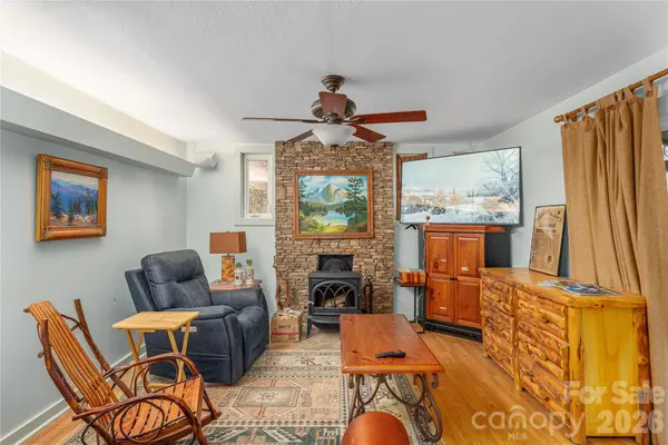 12 Bear Cove LN, Bryson City, NC 28713
