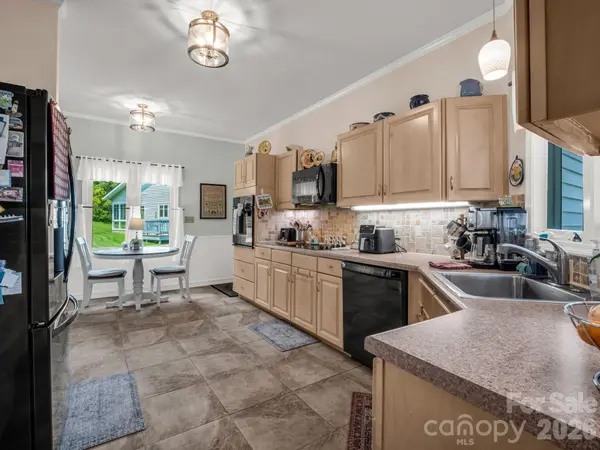 20 Country Meadows LN, Hendersonville, NC 28792