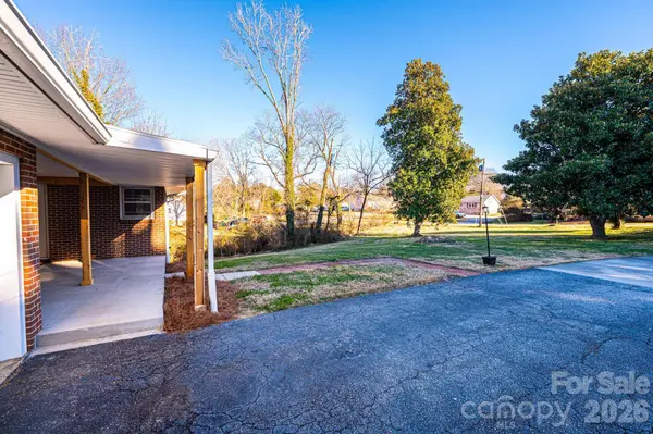 620 Diamondhead DR NE, Lenoir, NC 28645