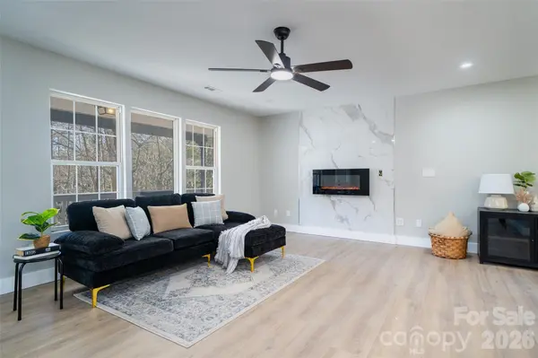 11 Twin Lakes DR, Fletcher, NC 28732