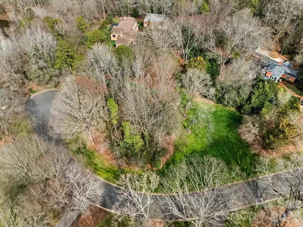 2722 Loch LN, Charlotte, NC 28226