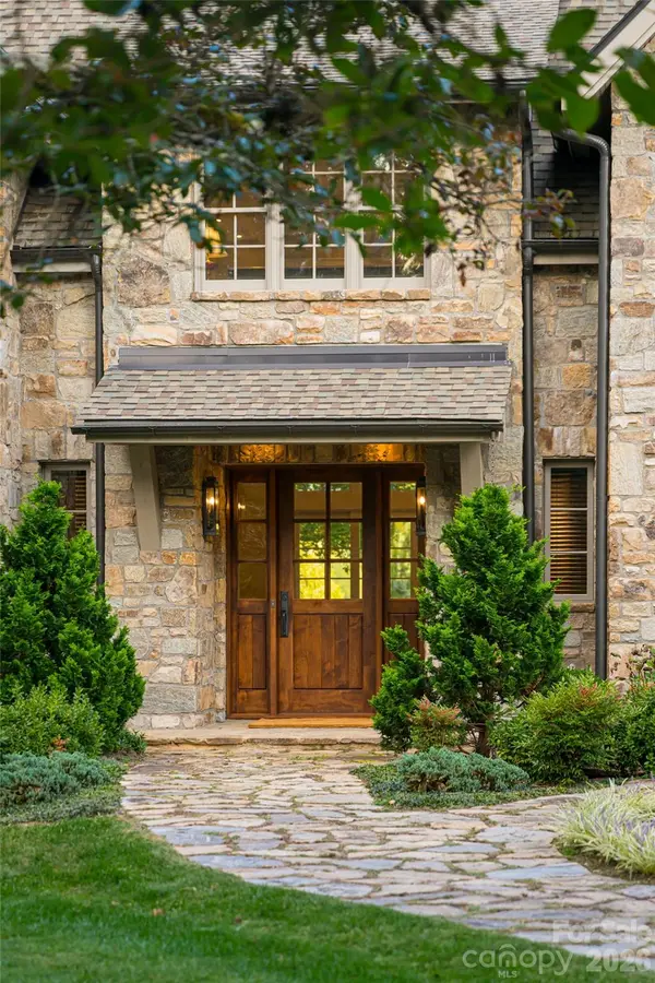 402 Vanderbilt RD, Asheville, NC 28803